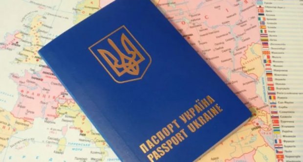 Деякі закордонні паспорти українців стали недійсними: кого це стосується та що робити