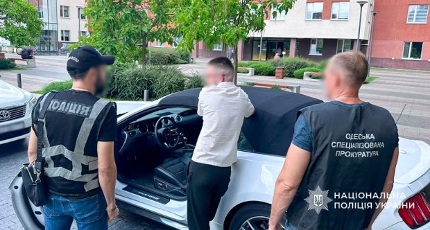 До восьми років ув'язнення за продаж автономерів: поліція Одеси оголосила підозру молодим посередникам
